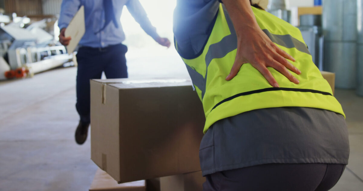 Är tunga lyft en del av er jobbvardag? Så fixar ni ergonomin på arbetsplatsen